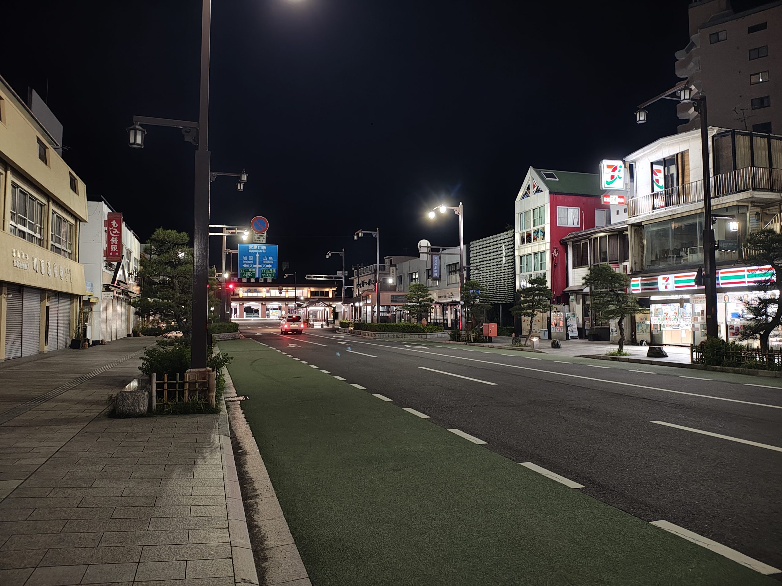 深夜の宮島口駅前通り