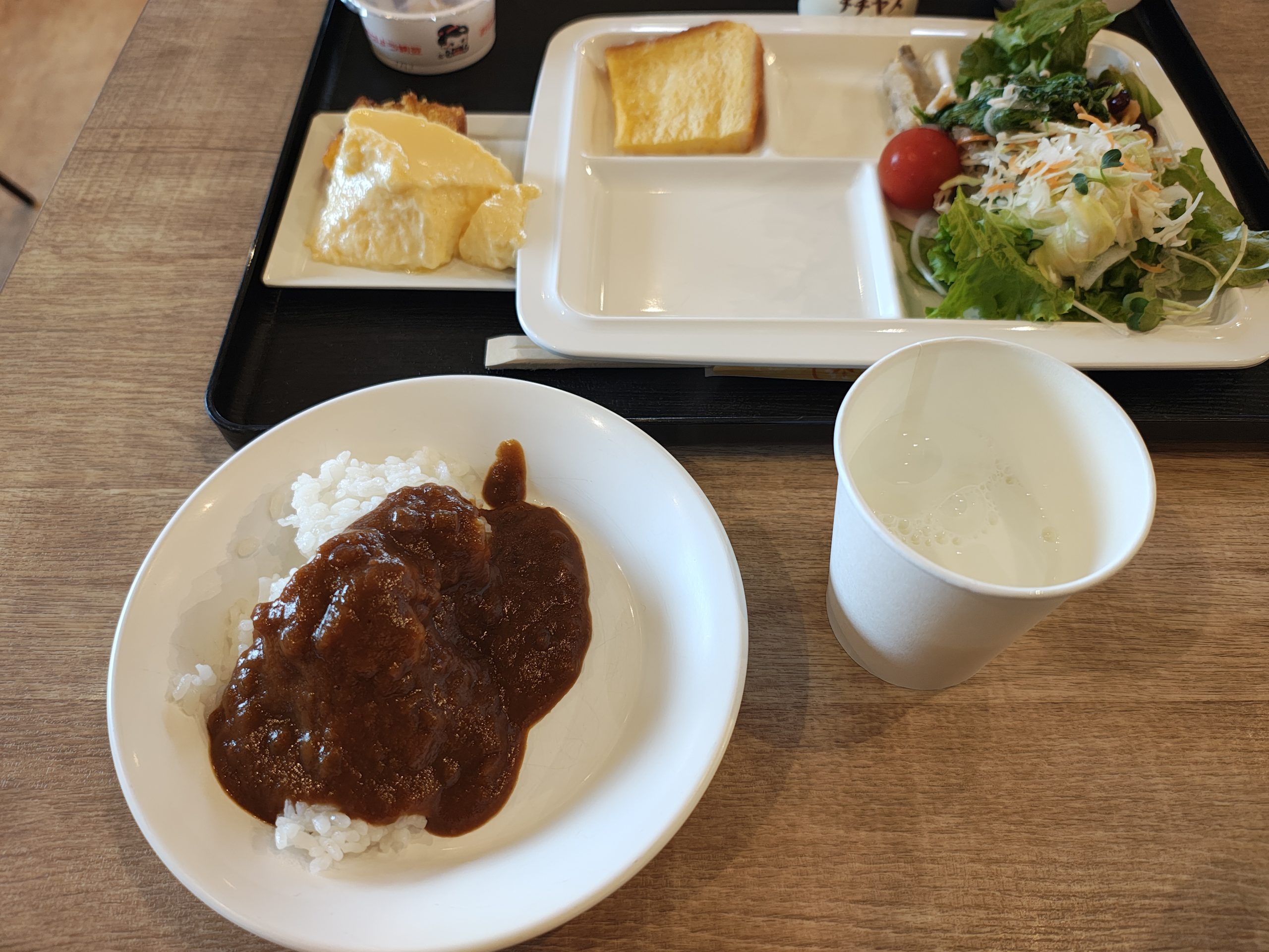 朝食バイキングの特製カレーとフレンチトースト