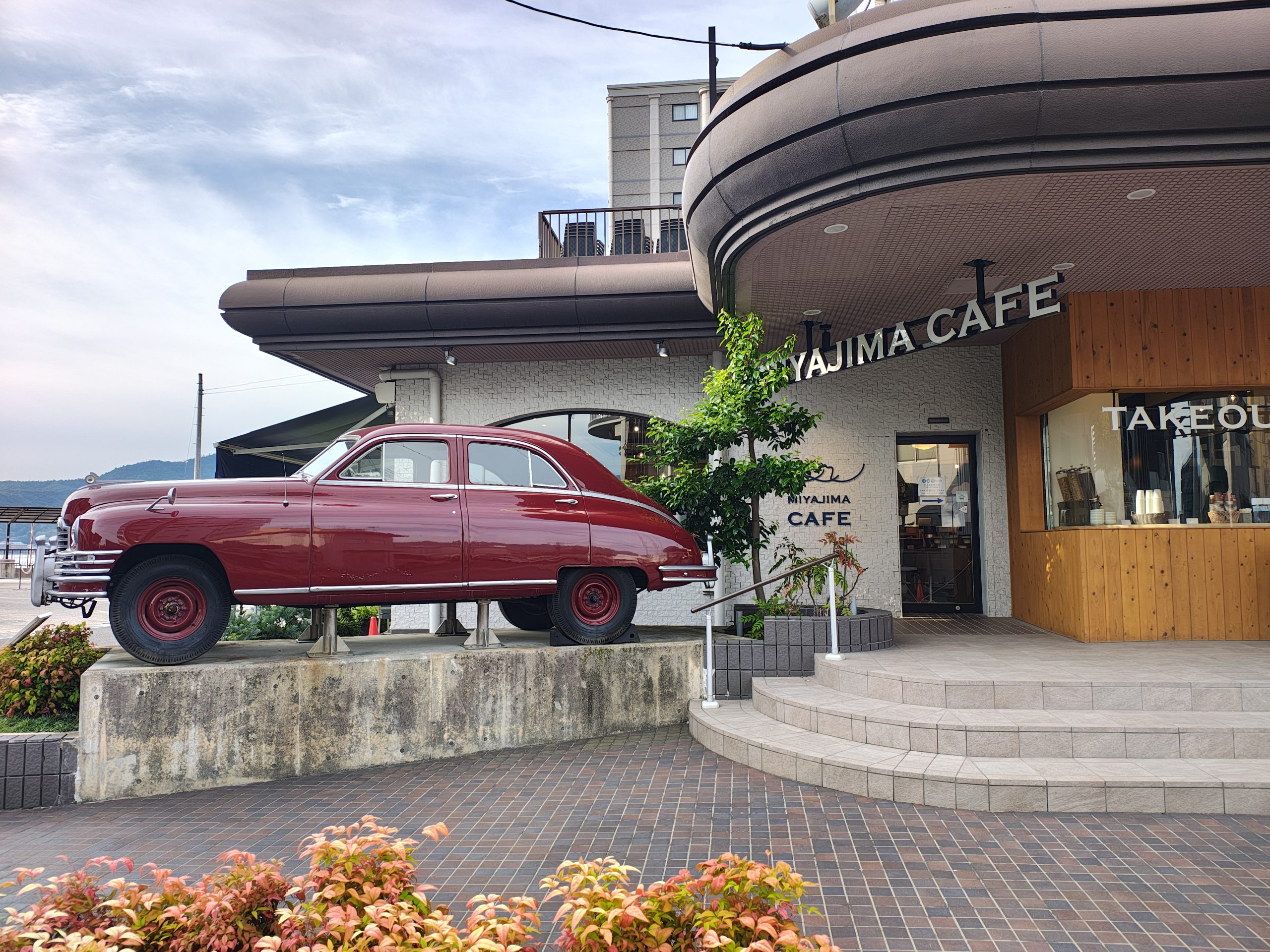 MIYAJIMA CAFEのクラシックな赤い車