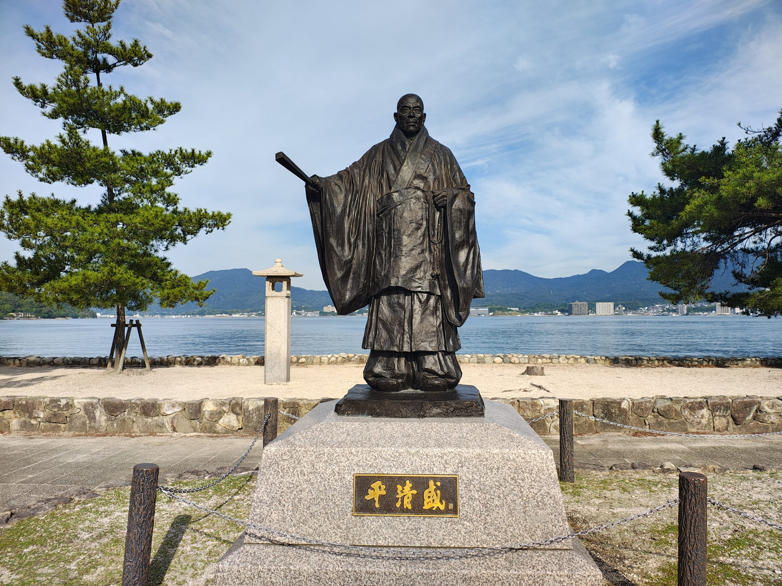 海沿いに佇む平清盛像