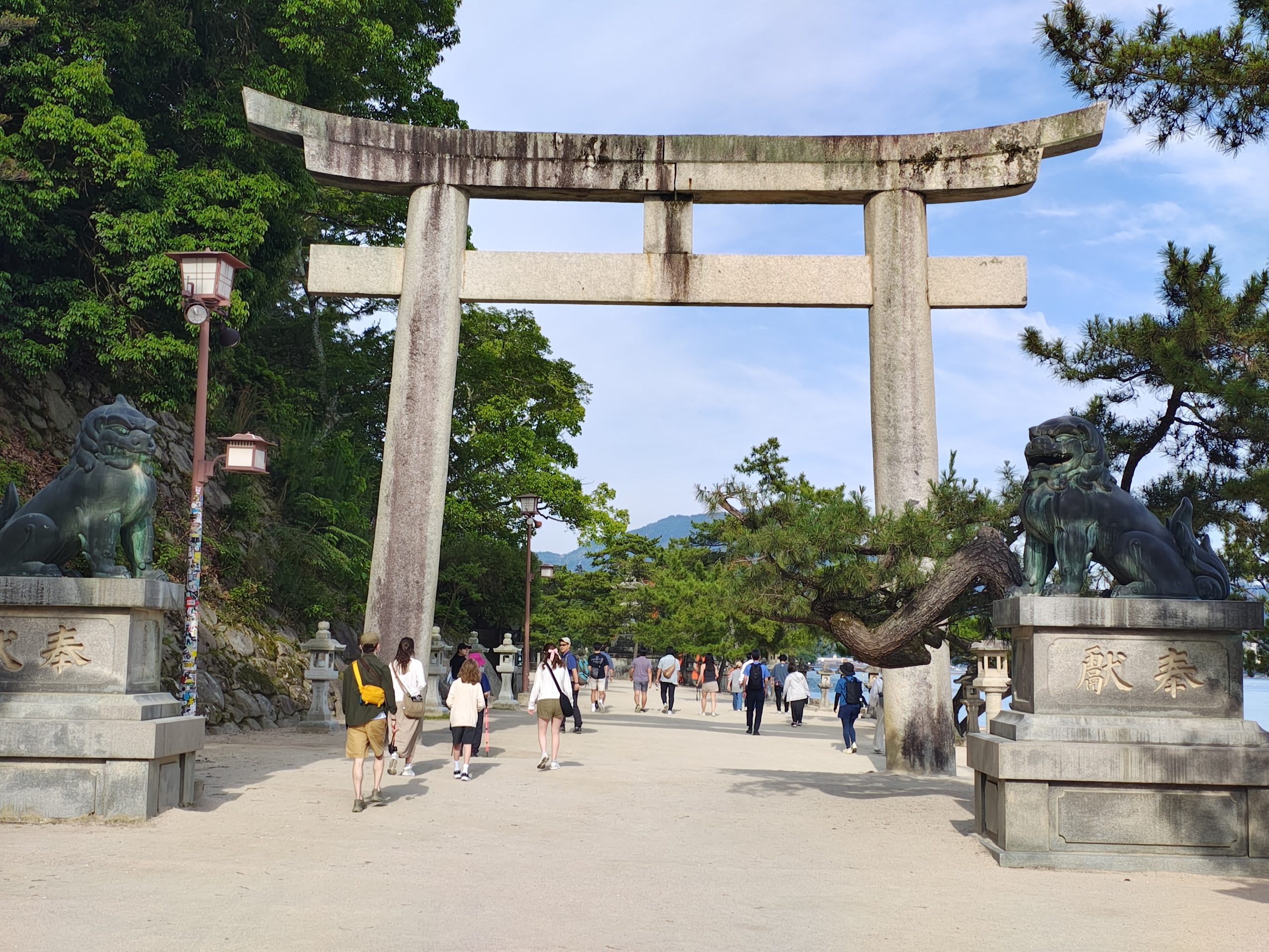 厳島神社 参道入り口の石鳥居