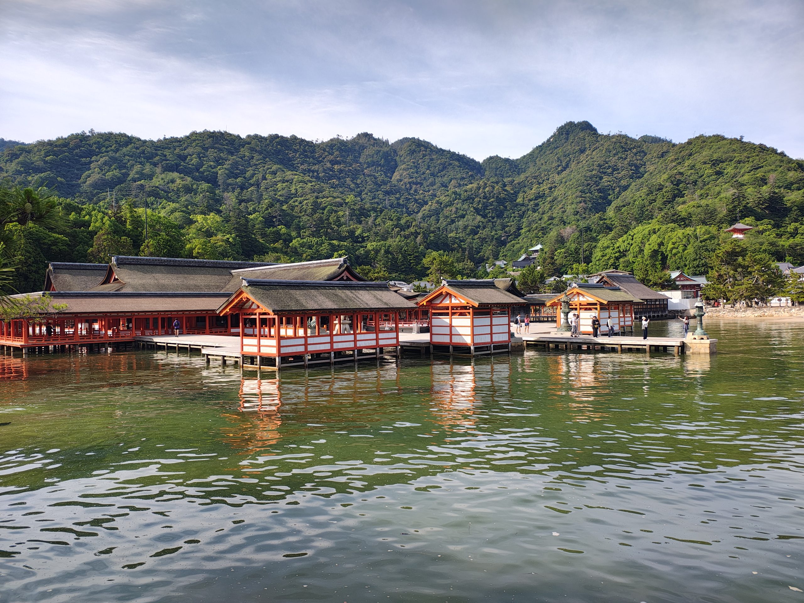 海に浮かぶ厳島神社の社殿と弥山の山並み