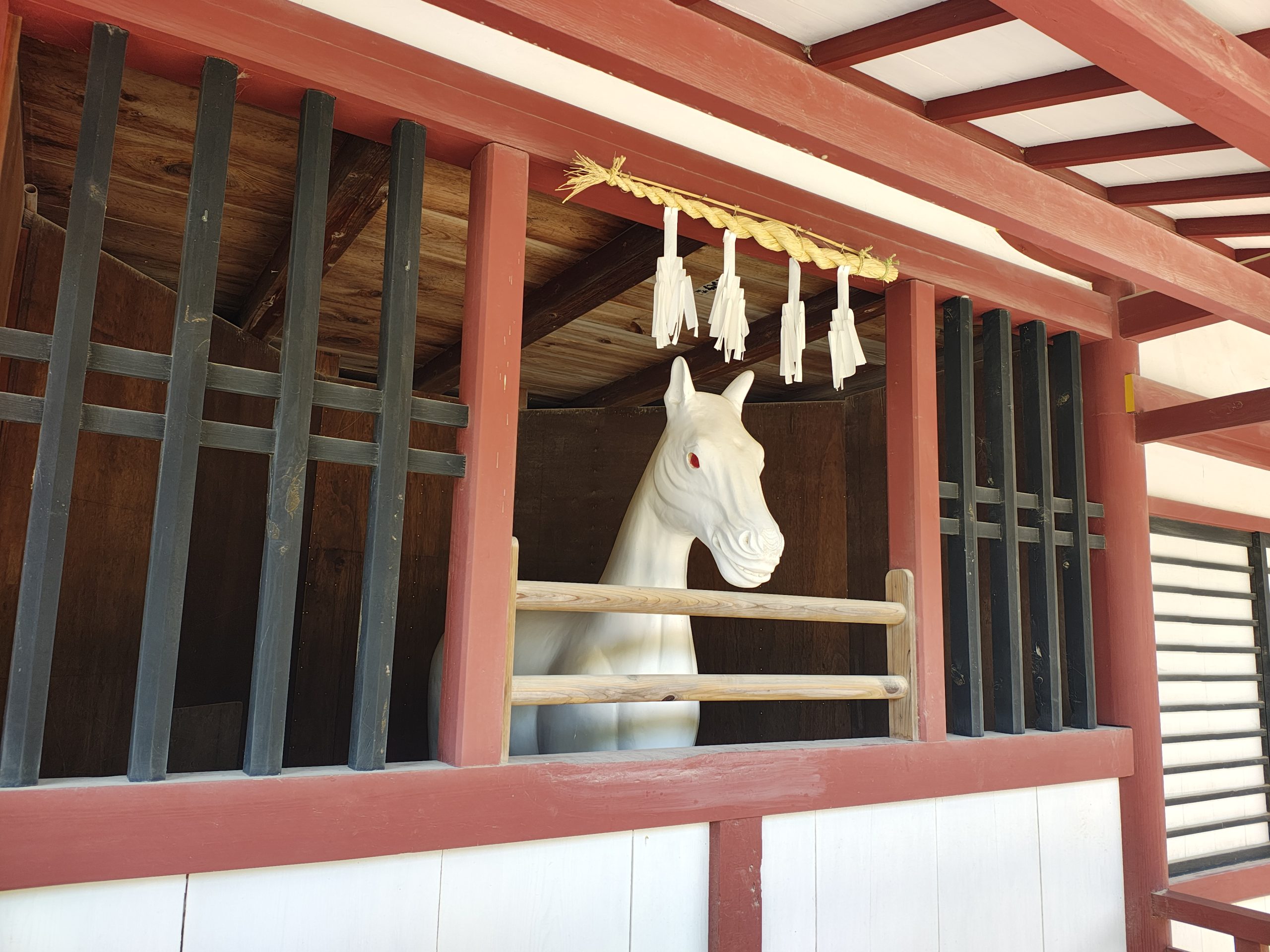 厳島神社の神馬 白馬の像