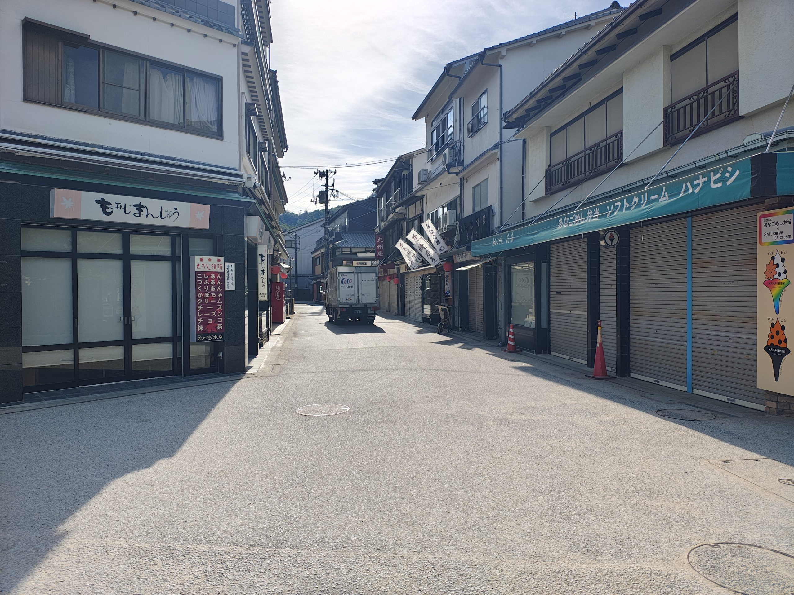 早朝の静かな宮島商店街