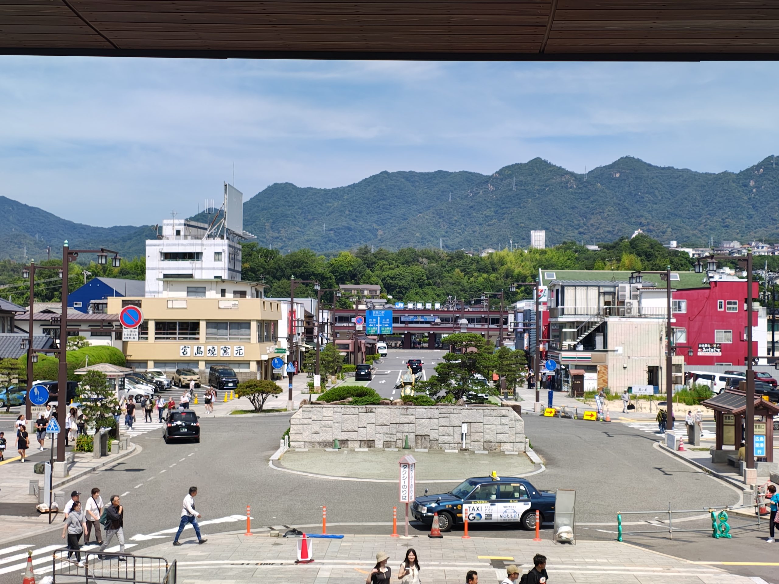 ettoから見下ろす宮島口駅前ロータリー