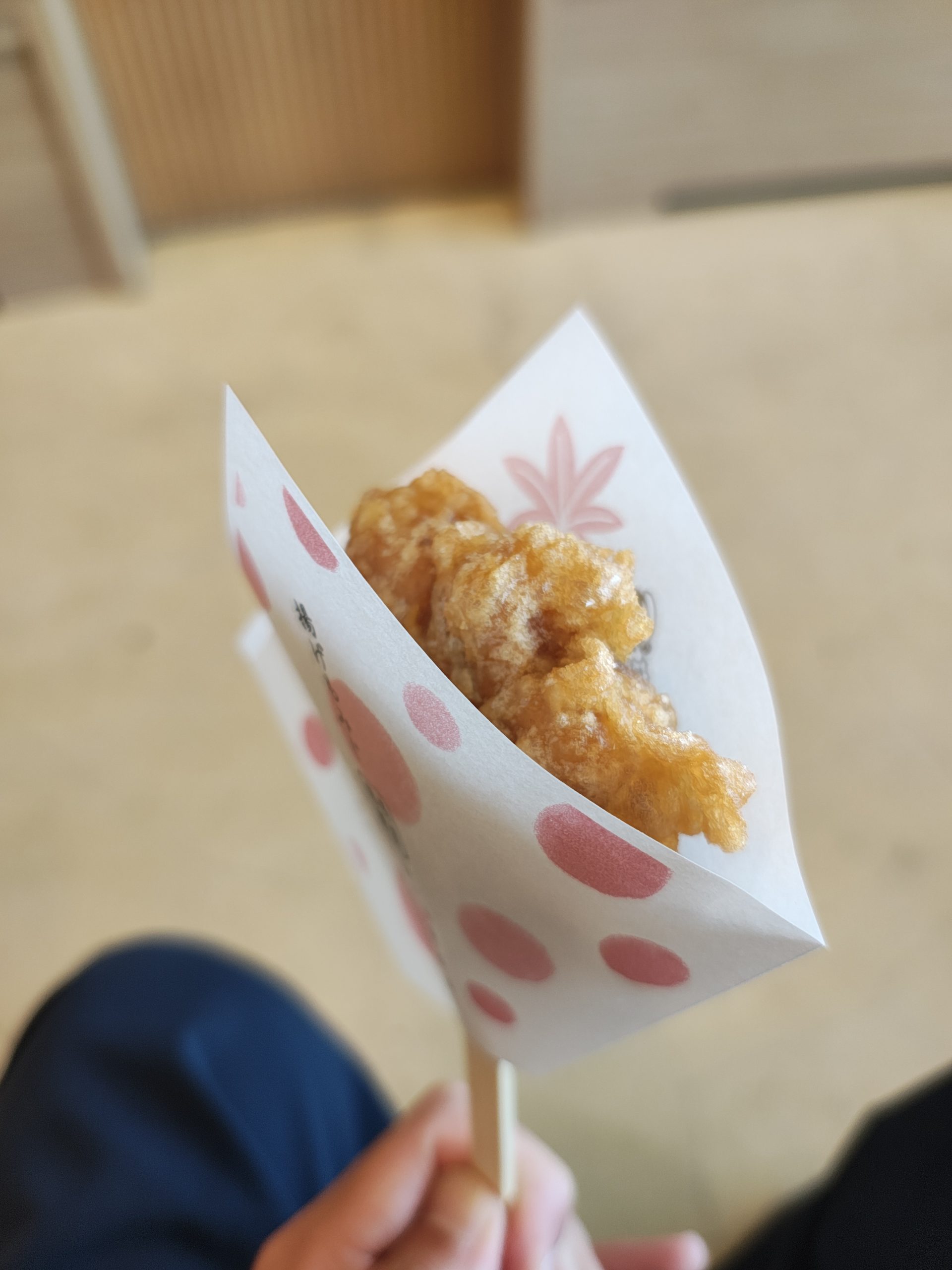 あげもみじを持つ手
